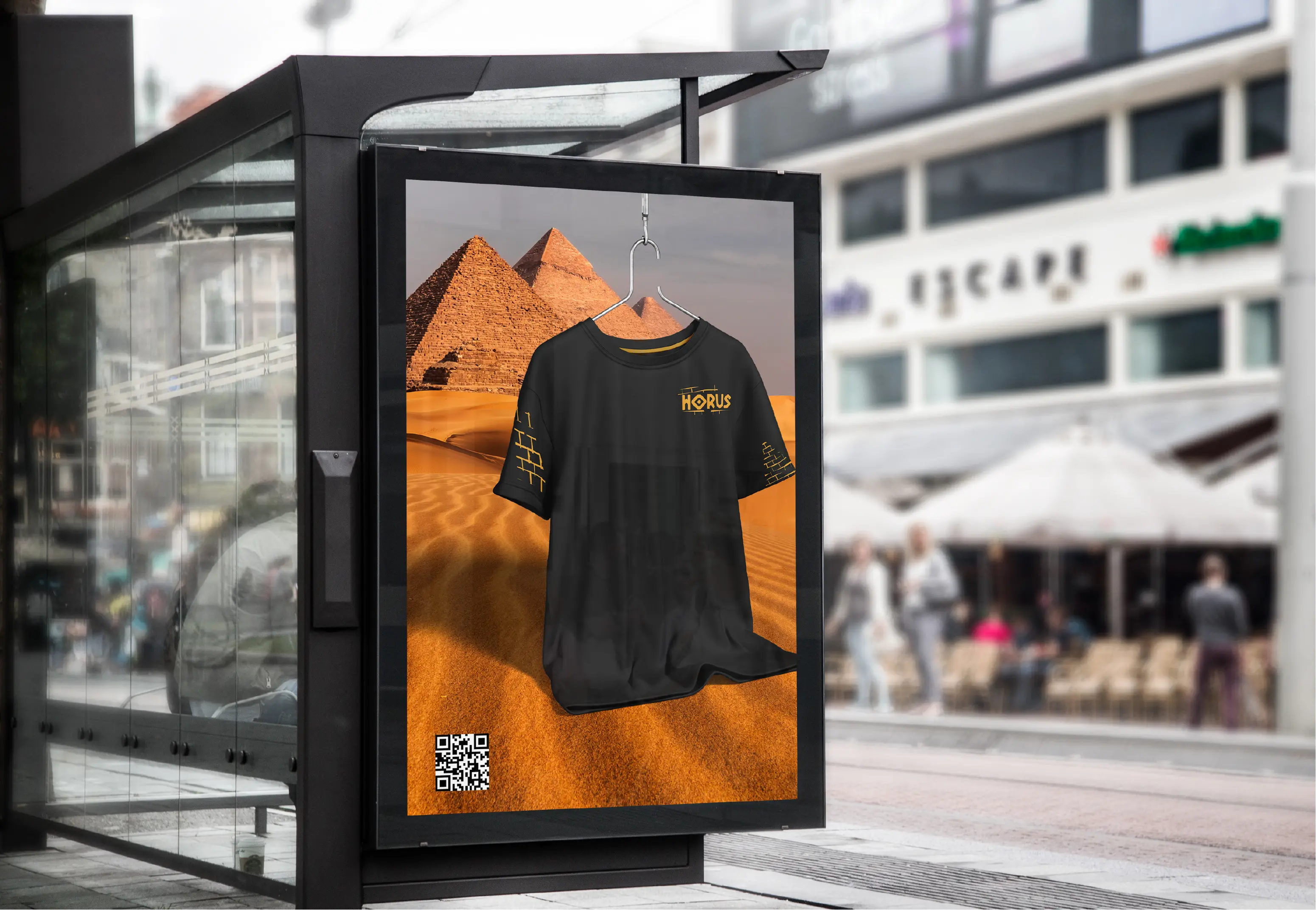 Affiche Horus dans un abribus, devant un paysage de pyramides